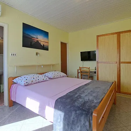 1 Bedroom Front In